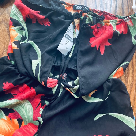 Fashion Nova floral romper - Picture 3 of 4